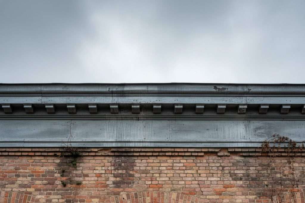 Entablement zinc : protection durable pour vos murs