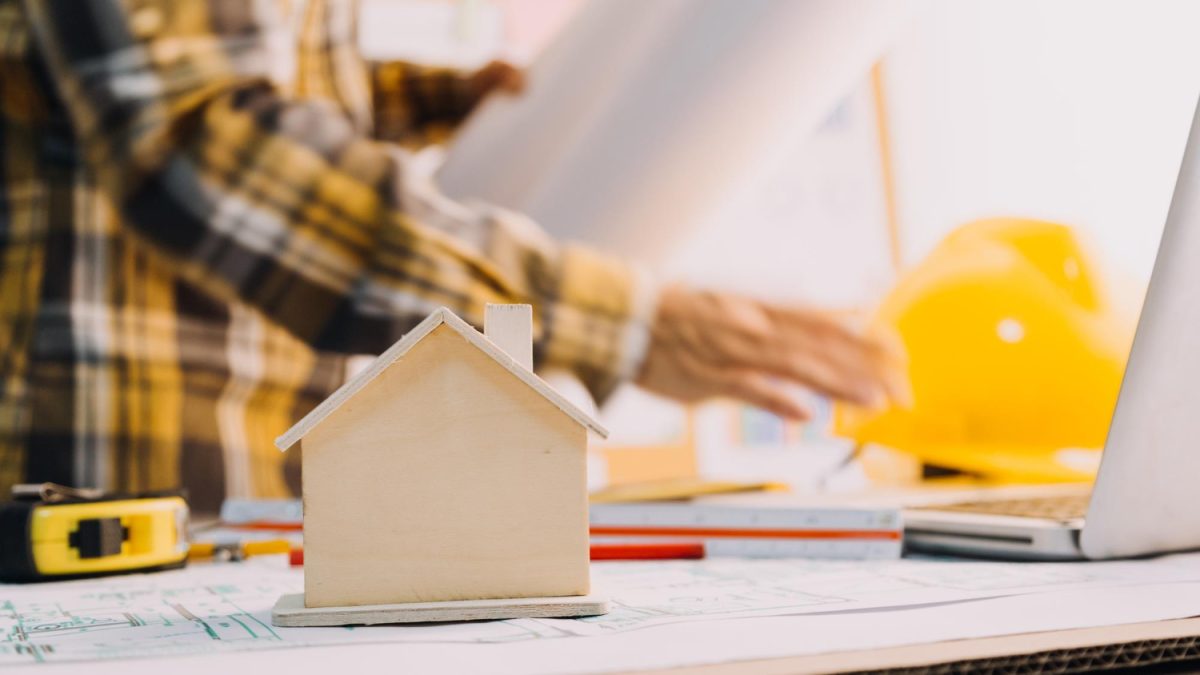 Deux collègues discutent du travail de données et d'un ordinateur portable avec une tablette sur un projet architectural sur un chantier de construction au bureau