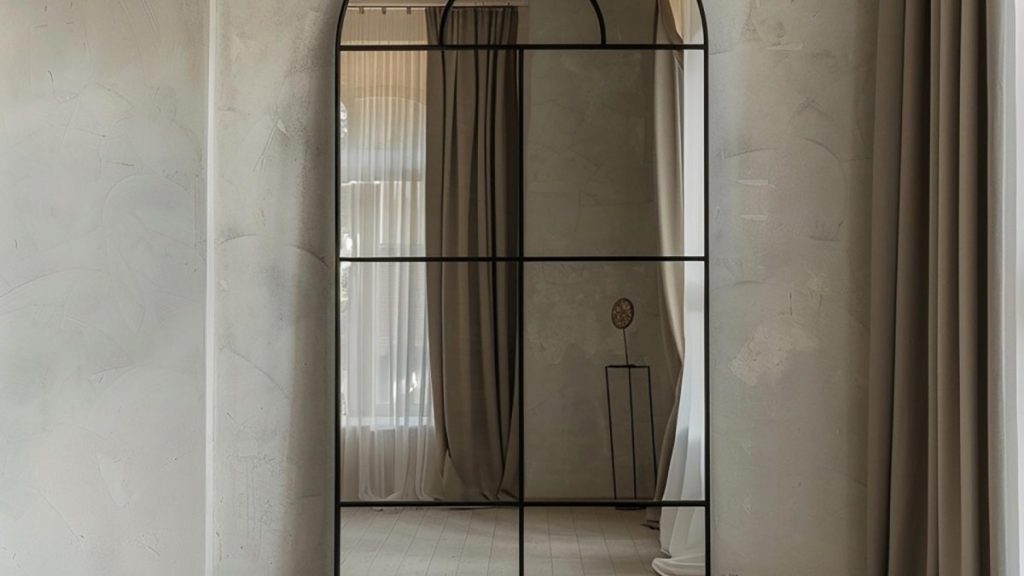 Salle de bain, entrée, salon : pourquoi opter pour un miroir sur mesure ?