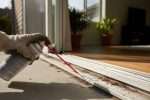 Comment lubrifier un rail de baie coulissante ?