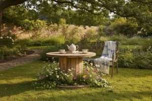Relooker et transformer un touret en table de jardin
